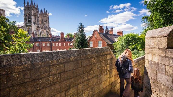 Walking the city walls